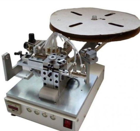 端子機(jī)廠家的壓著機(jī)在穿線時(shí)怎么操作的？